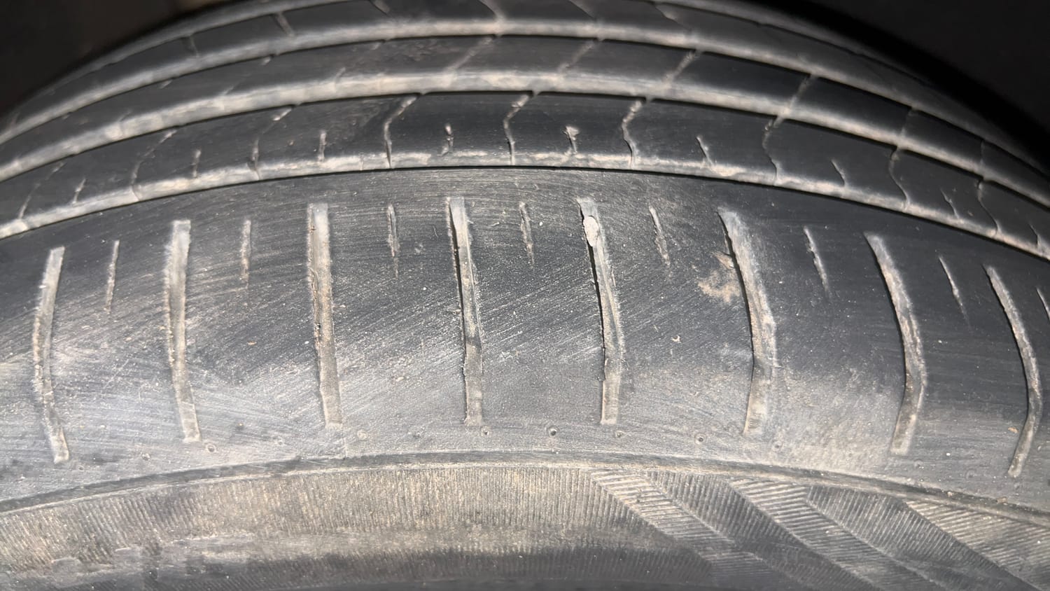 Used 2016 Maruti Suzuki Baleno Zeta 1.2 AT Petrol Automatic tyres RIGHT REAR TYRE TREAD VIEW