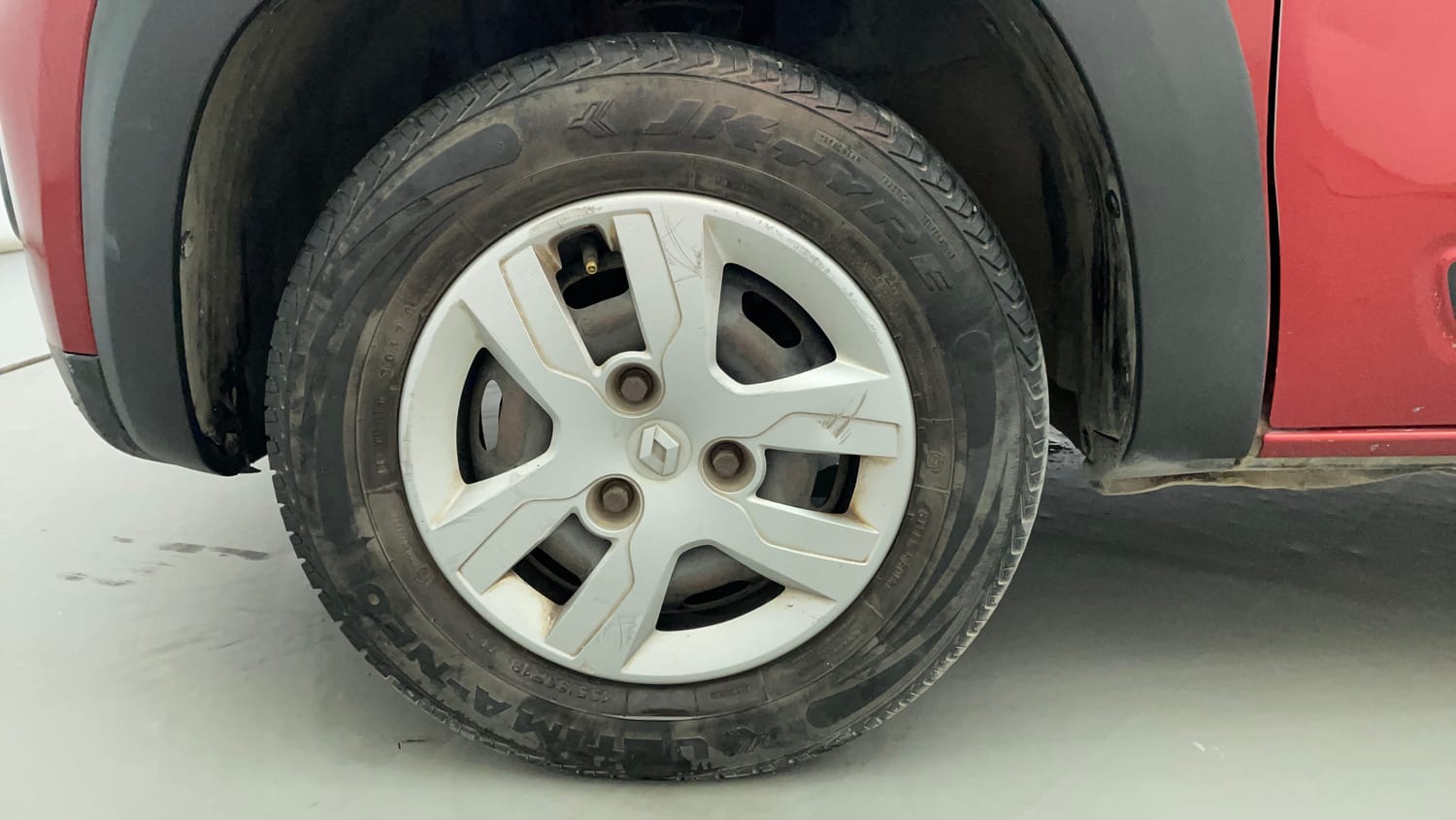 Used 2017 Renault Kwid 1.0 RXT AMT Opt Petrol Automatic tyres LEFT FRONT TYRE RIM VIEW