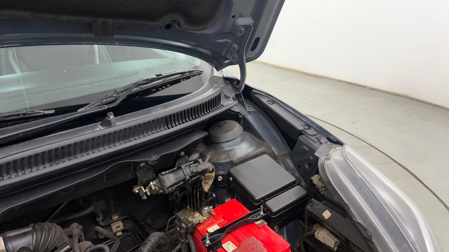 Used 2019 Maruti Suzuki Baleno Zeta Petrol Manual engine ENGINE LEFT SIDE HINGE & APRON VIEW
