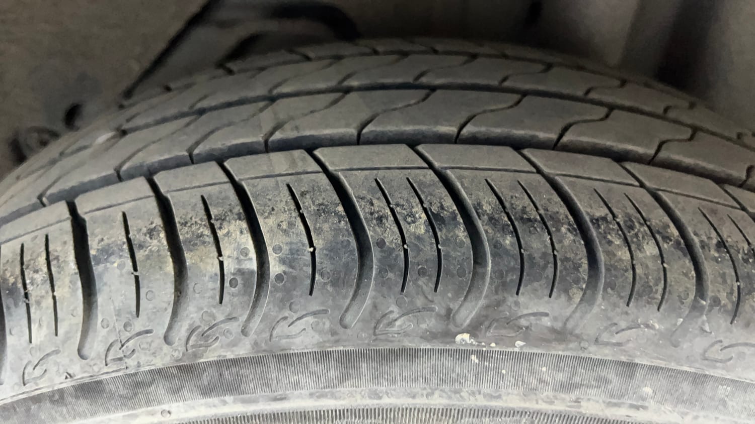 Used 2016 Ford Figo Titanium 1.2 Ti-VCT Petrol Manual tyres LEFT REAR TYRE TREAD VIEW