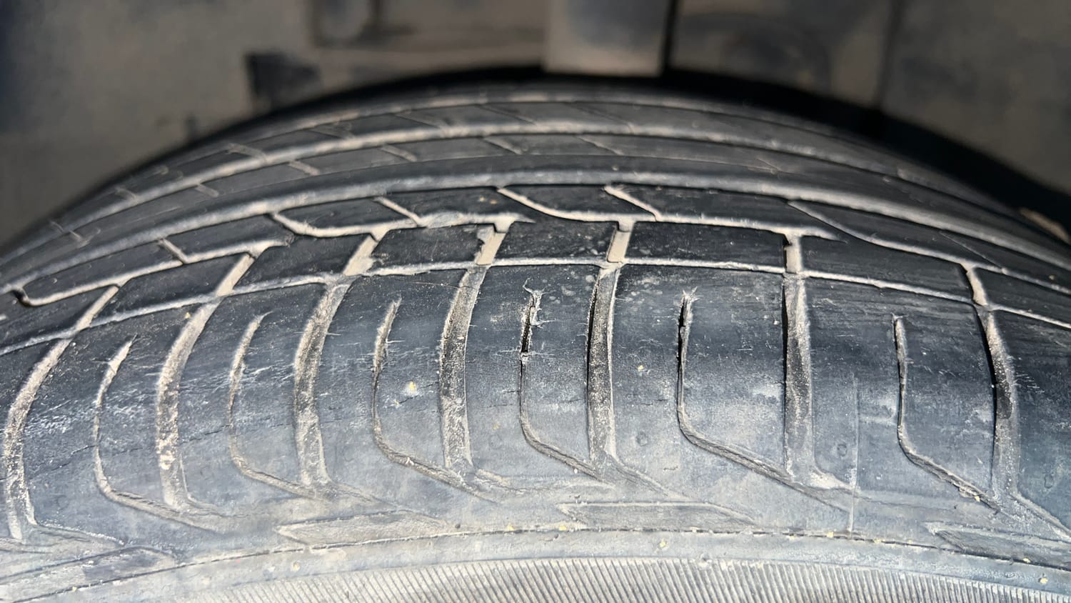 Used 2022 Tata Nexon XZA Plus Petrol Automatic tyres LEFT FRONT TYRE TREAD VIEW