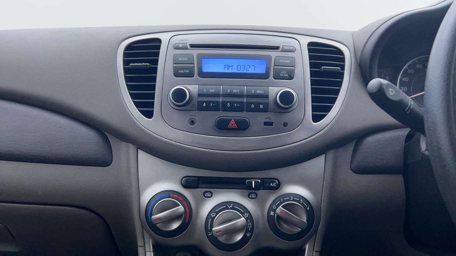 Used 2016 Hyundai i10 Magna 1.1 iRDE2 Petrol Manual interior MUSIC SYSTEM & AC CONTROL VIEW
