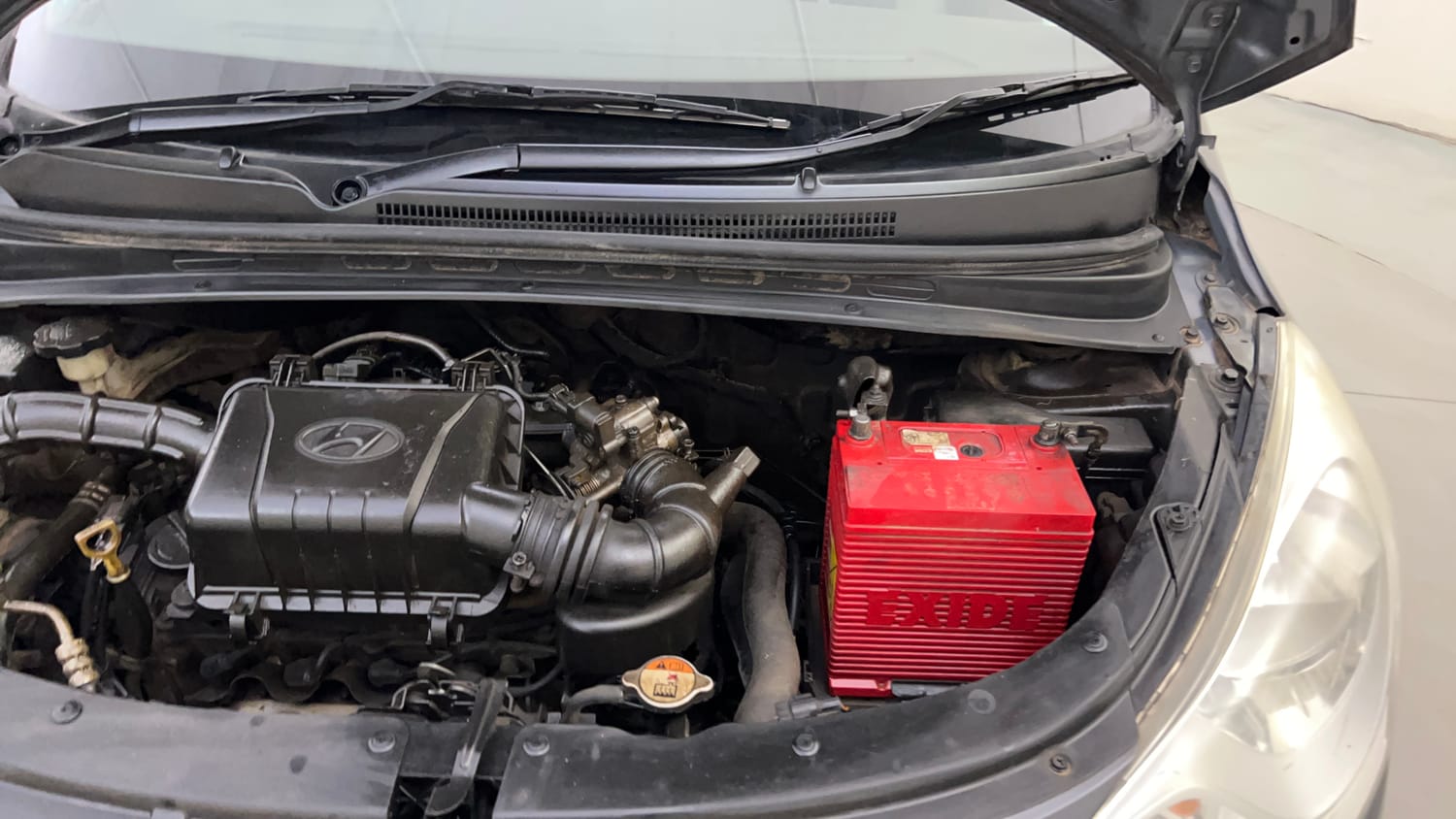Used 2014 Hyundai i10 Sportz 1.1 iRDE2 Petrol Manual engine ENGINE LEFT SIDE HINGE & APRON VIEW