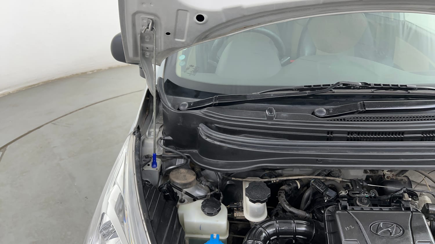 Used 2016 Hyundai Eon Magna Petrol Manual engine ENGINE RIGHT SIDE HINGE & APRON VIEW
