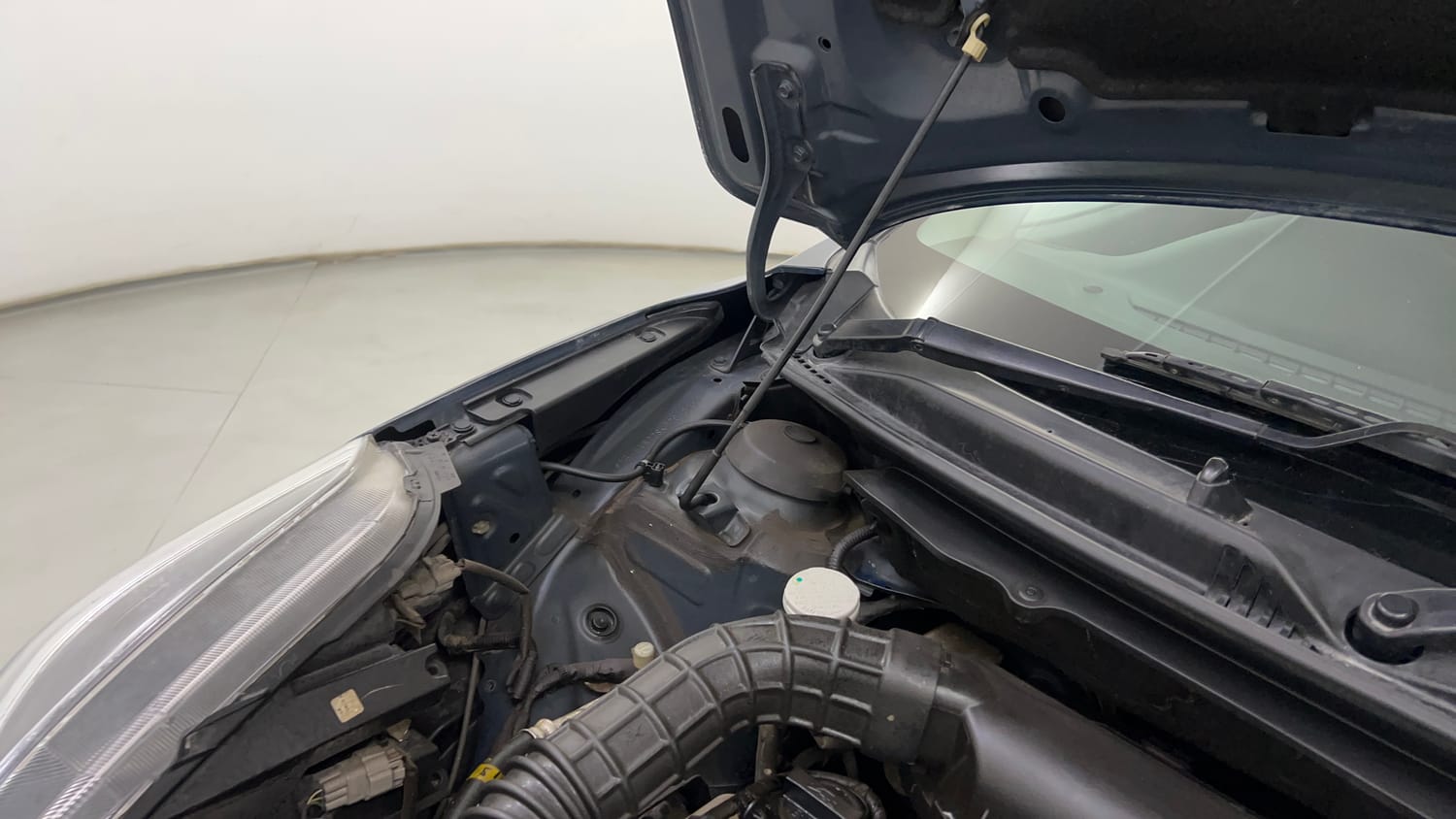 Used 2019 Maruti Suzuki Baleno Zeta Petrol Manual engine ENGINE RIGHT SIDE HINGE & APRON VIEW