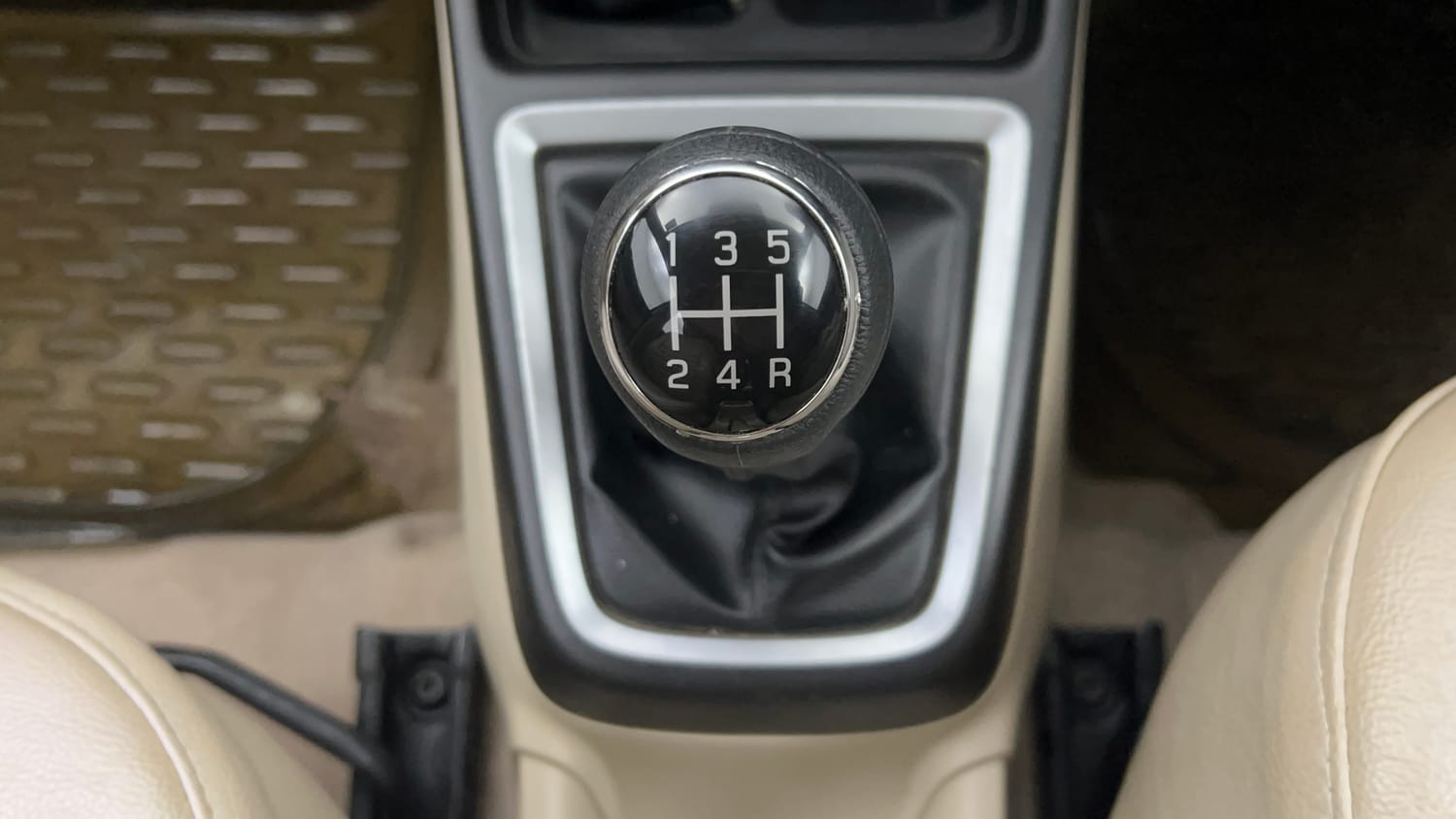 Used 2018 Maruti Suzuki Dzire ZXi Petrol Manual interior GEAR  KNOB VIEW