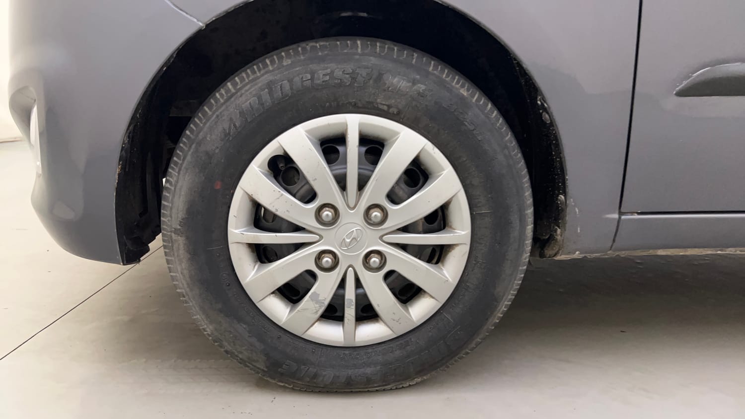Used 2014 Hyundai i10 Sportz 1.1 iRDE2 Petrol Manual tyres LEFT FRONT TYRE RIM VIEW