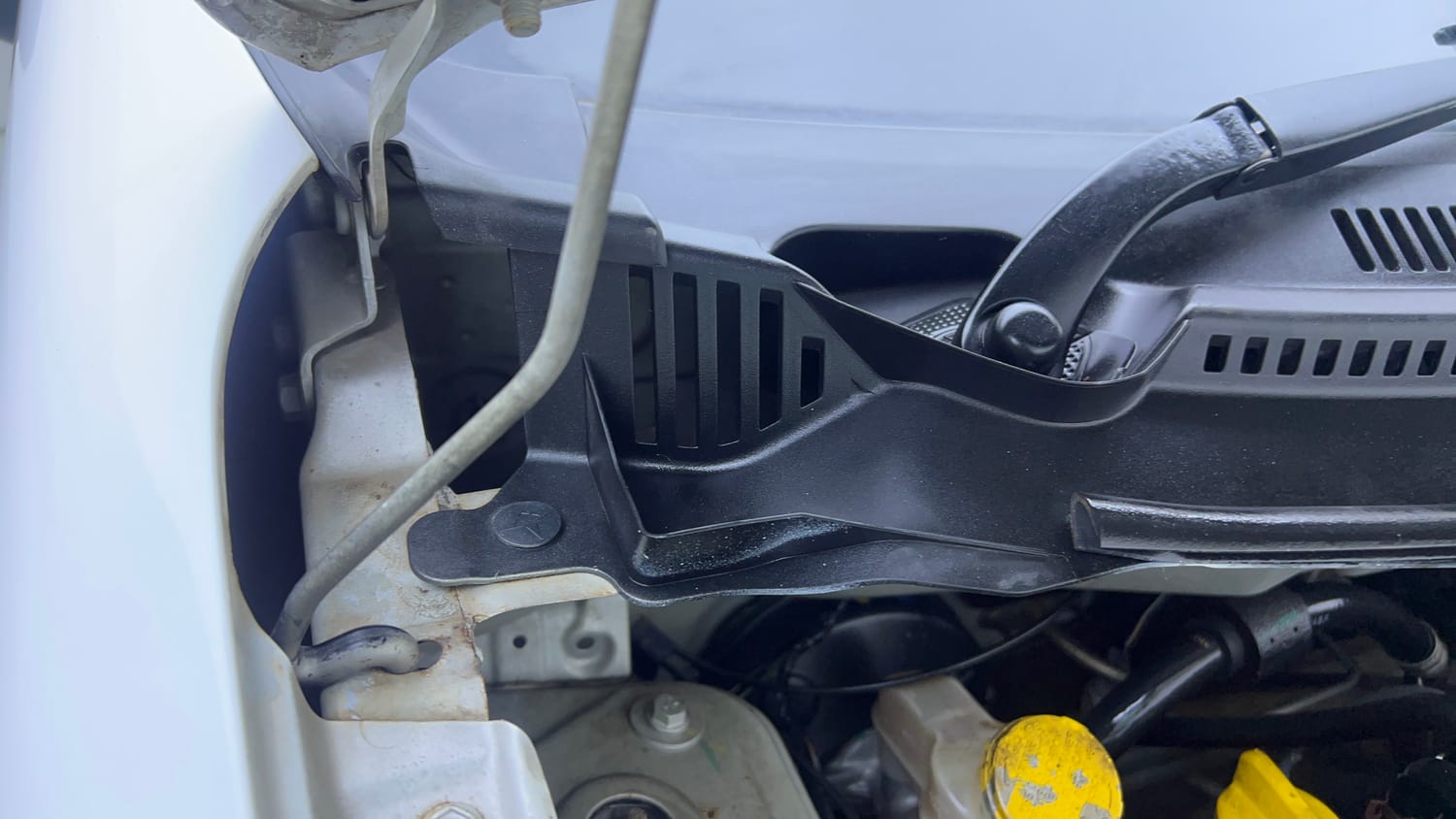 Used 2018 Datsun Redi-GO T (O) Petrol Manual engine ENGINE RIGHT SIDE HINGE & APRON VIEW