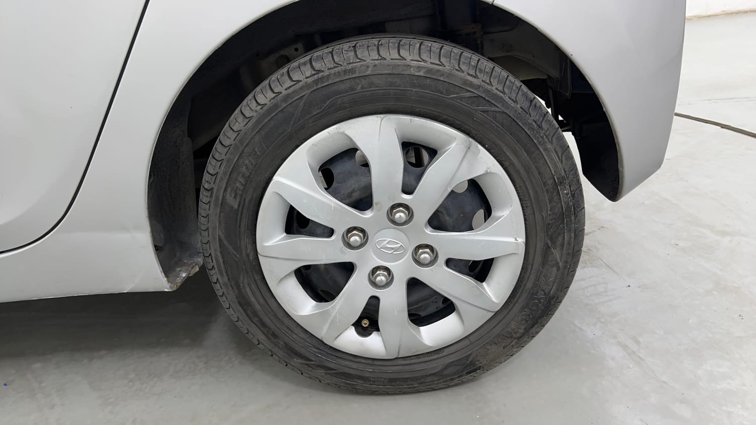 Used 2016 Hyundai Eon Magna Petrol Manual tyres LEFT REAR TYRE RIM VIEW