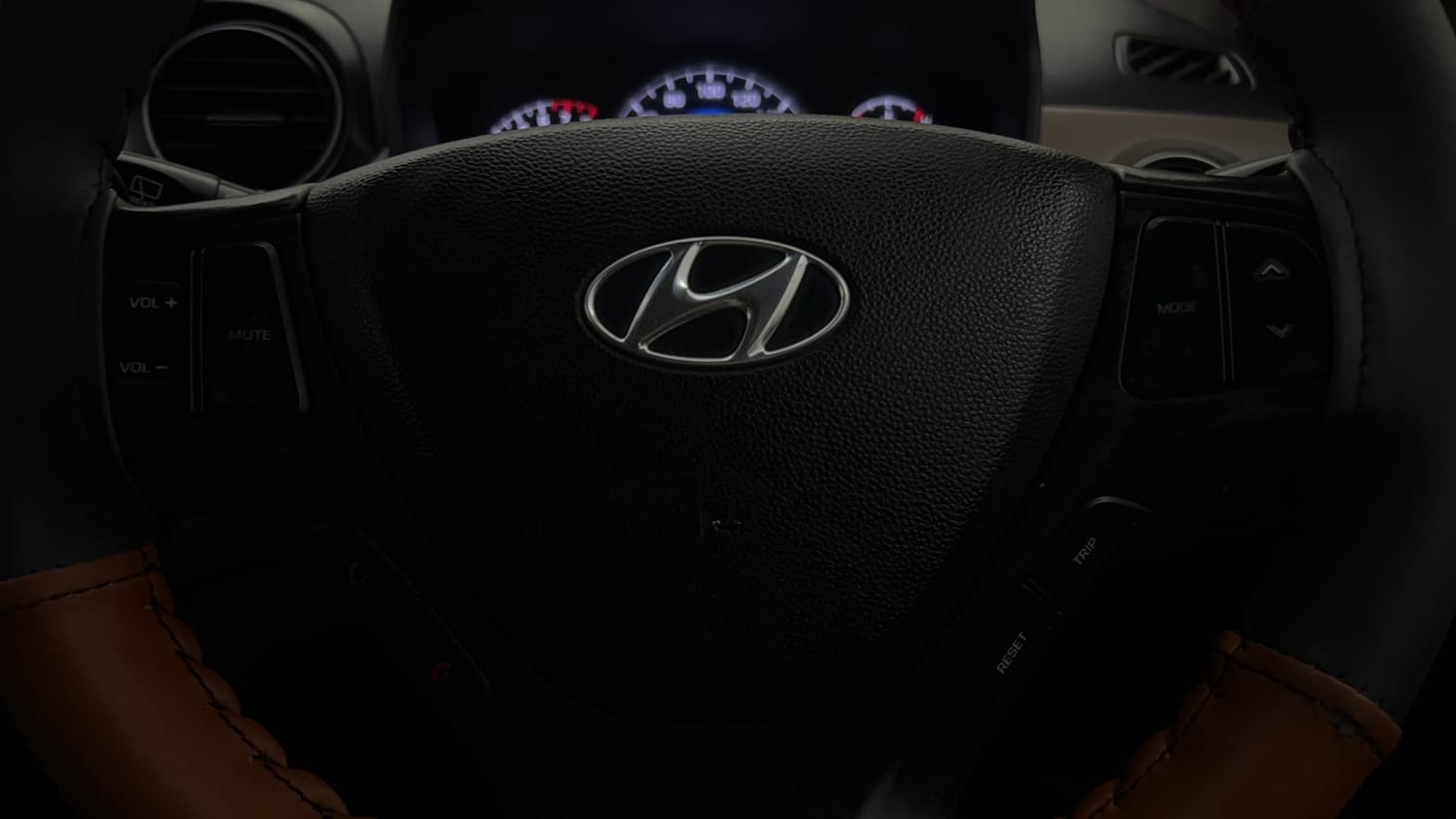 Used 2014 Hyundai Grand i10 Asta 1.2 Kappa VTVT Petrol Manual top_features Steering mounted controls