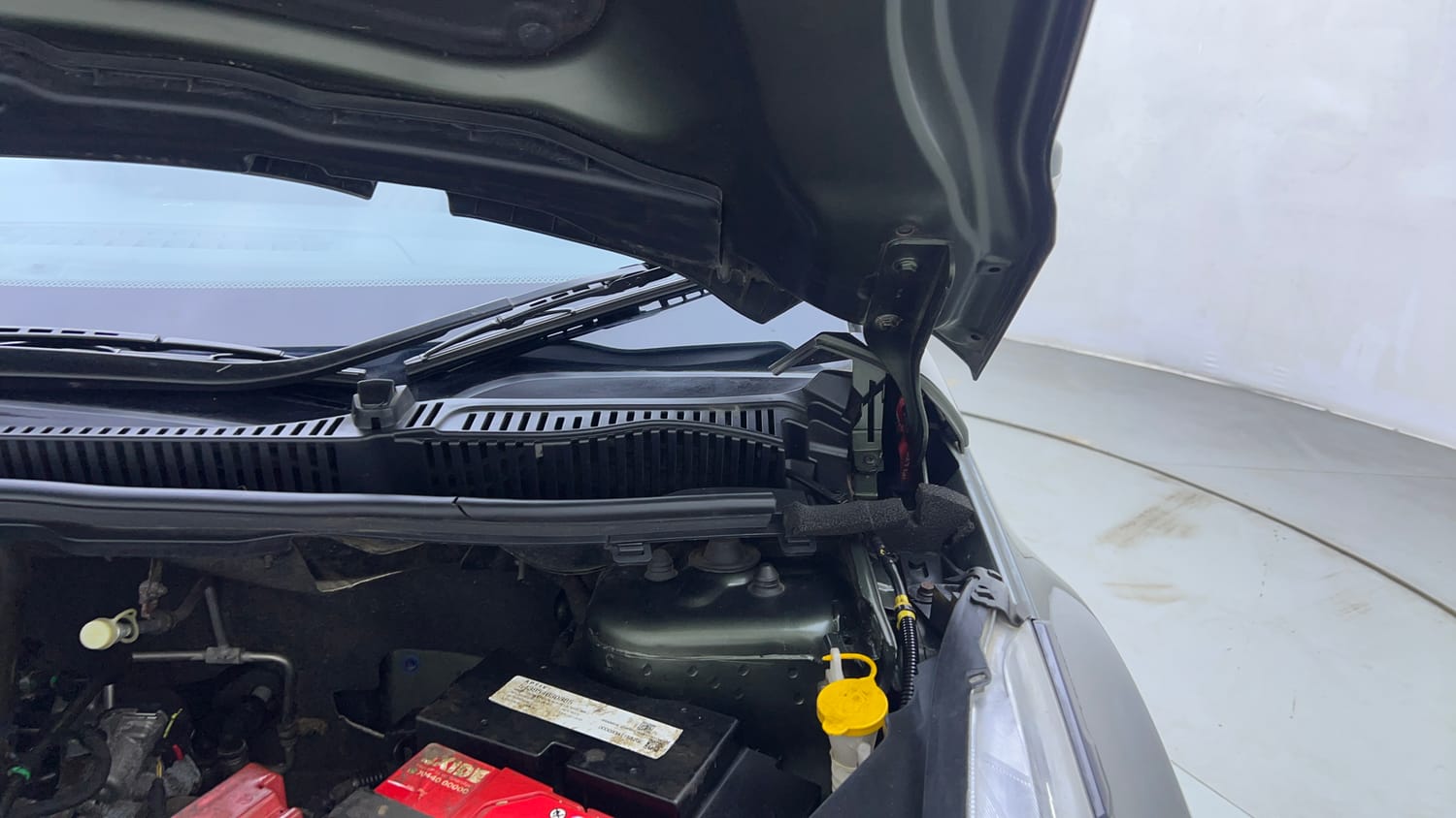 Used 2022 Tata Nexon XZA Plus Petrol Automatic engine ENGINE LEFT SIDE HINGE & APRON VIEW