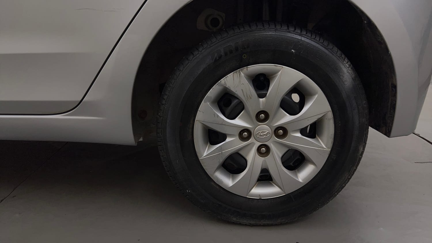 Used 2015 Hyundai Elite i20 Era 1.2 Petrol Manual tyres LEFT REAR TYRE RIM VIEW