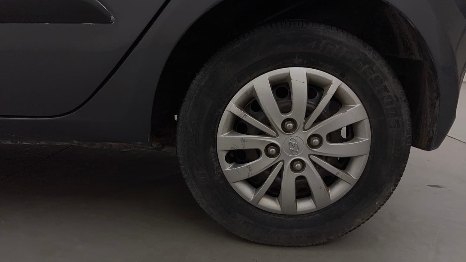 Used 2014 Hyundai i10 Sportz 1.1 iRDE2 Petrol Manual tyres LEFT REAR TYRE RIM VIEW