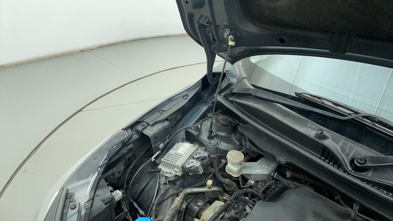 Used 2023 Maruti Suzuki Baleno Zeta MT CNG Cng Manual engine ENGINE RIGHT SIDE HINGE & APRON VIEW