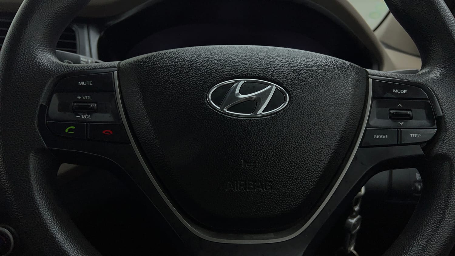 Used 2015 Hyundai Elite i20 Sportz 1.2 Petrol Manual top_features Steering mounted controls