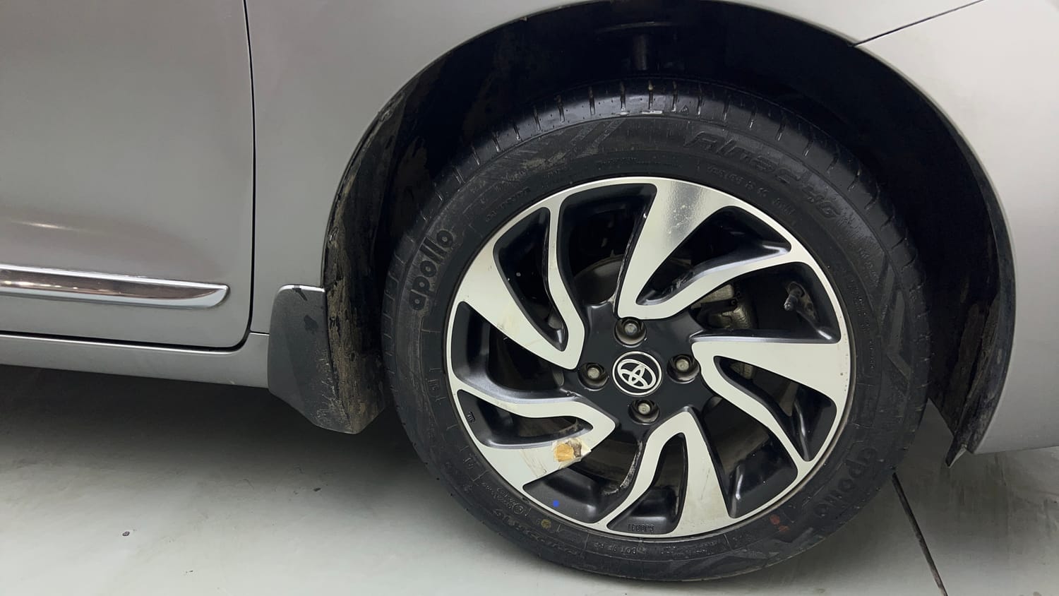 Used 2019 Toyota Glanza G CVT Petrol Automatic tyres RIGHT FRONT TYRE RIM VIEW
