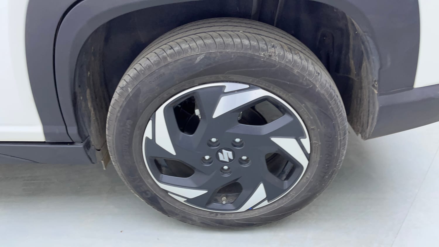 Used 2025 Maruti Suzuki Victoris ZXI+ THS 2W Hybrid Automatic tyres LEFT REAR TYRE RIM VIEW