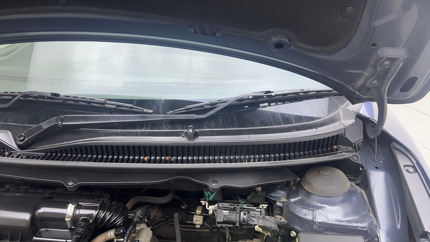 Used 2021 Maruti Suzuki Baleno Alpha Petrol Manual engine ENGINE LEFT SIDE HINGE & APRON VIEW