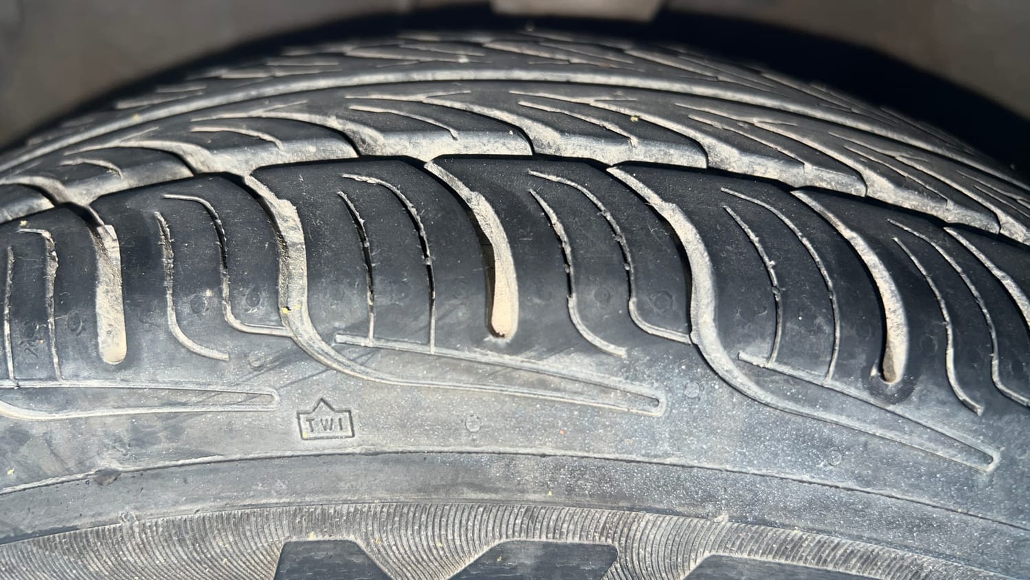 Used 2015 Hyundai i10 Sportz 1.1 iRDE2 Petrol Manual tyres LEFT FRONT TYRE TREAD VIEW