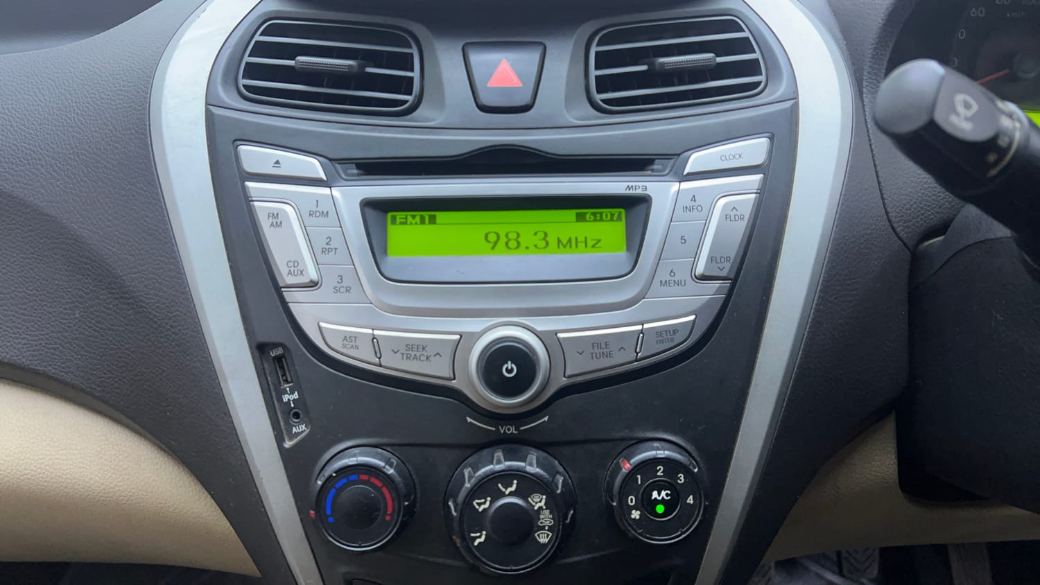 Used 2015 Hyundai Eon D-Lite + Petrol Manual interior MUSIC SYSTEM & AC CONTROL VIEW