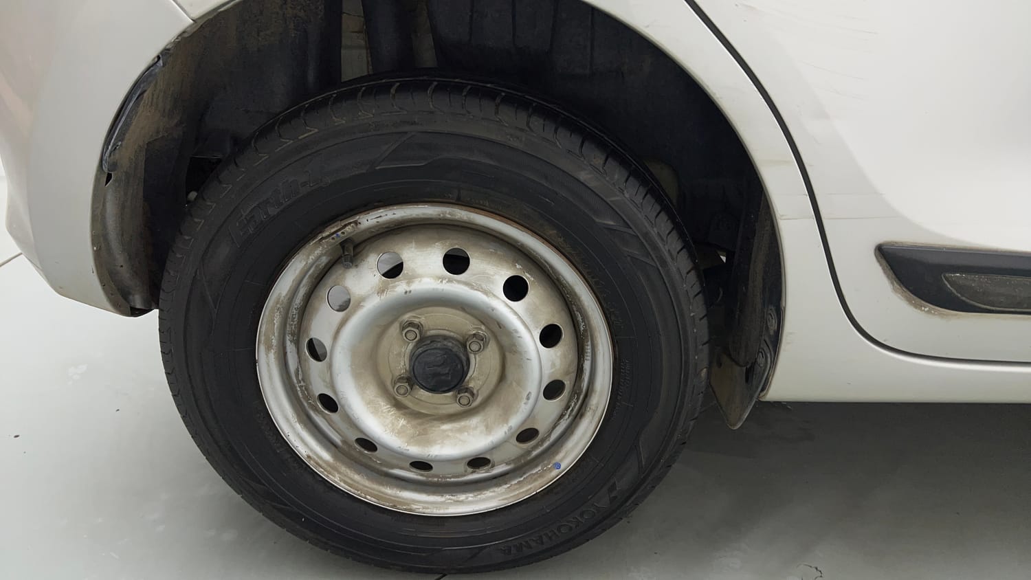 Used 2019 Maruti Suzuki Swift LXi Petrol Manual tyres RIGHT REAR TYRE RIM VIEW