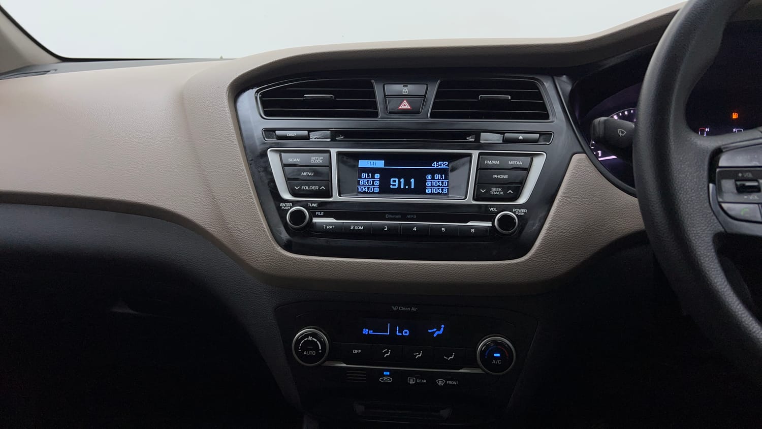 Used 2015 Hyundai Elite i20 Sportz 1.2 Petrol Manual top_features Integrated (in-dash) music system