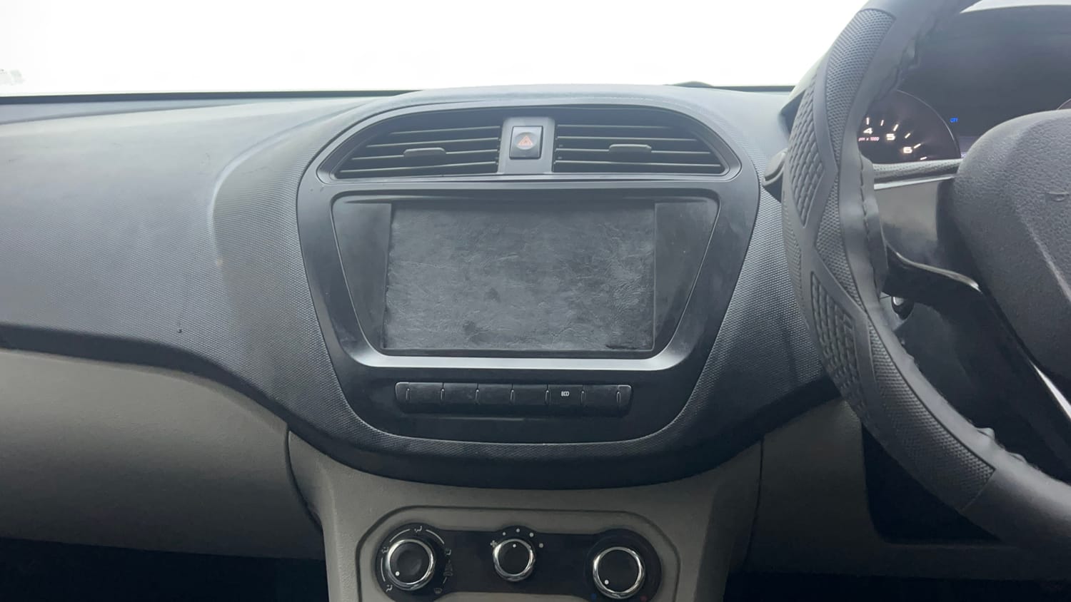 Used 2019 Tata Tiago Revotron XE Petrol Manual interior MUSIC SYSTEM & AC CONTROL VIEW