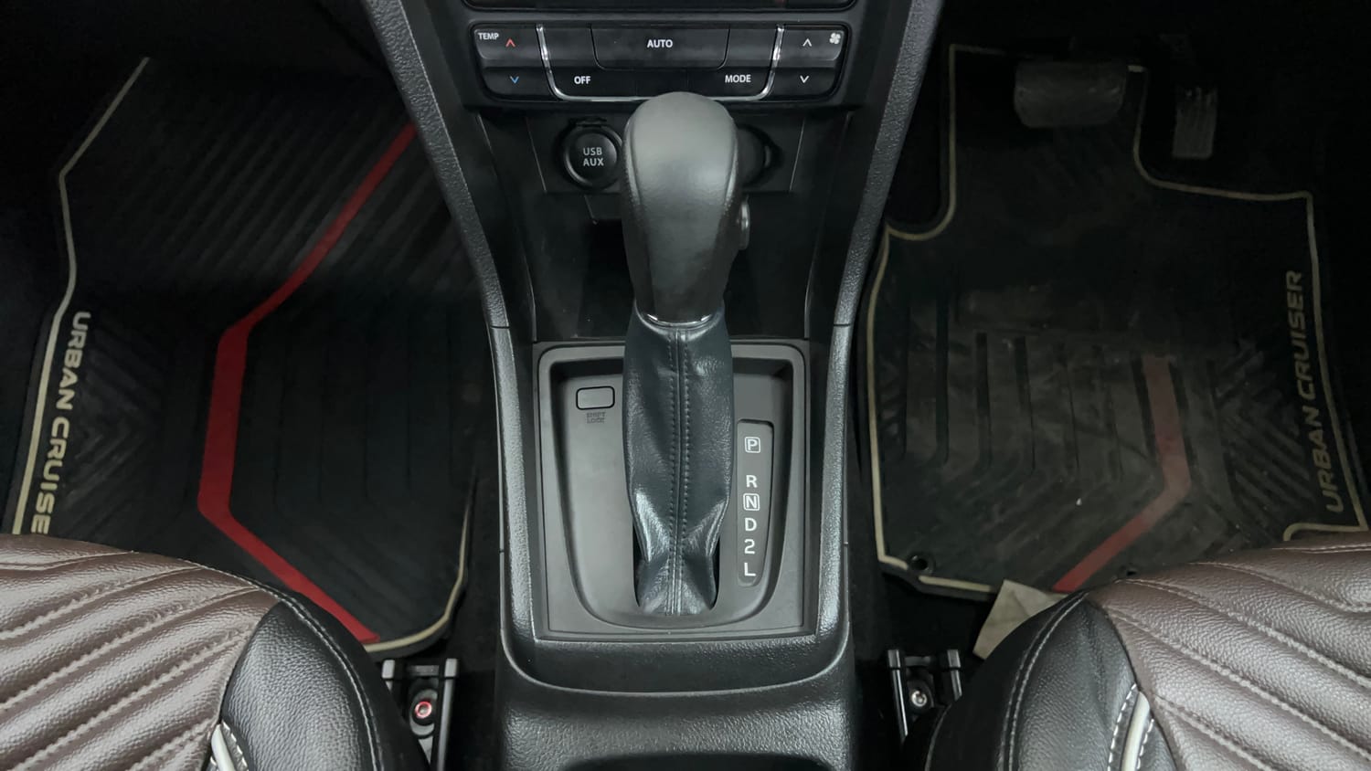 Used 2022 Toyota Urban Cruiser Mid Grade AT Petrol Automatic interior GEAR  KNOB VIEW