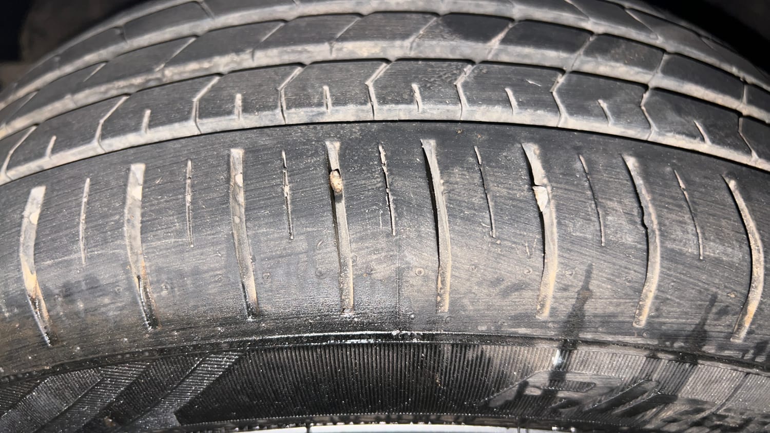 Used 2016 Maruti Suzuki Baleno Zeta 1.2 AT Petrol Automatic tyres LEFT FRONT TYRE TREAD VIEW