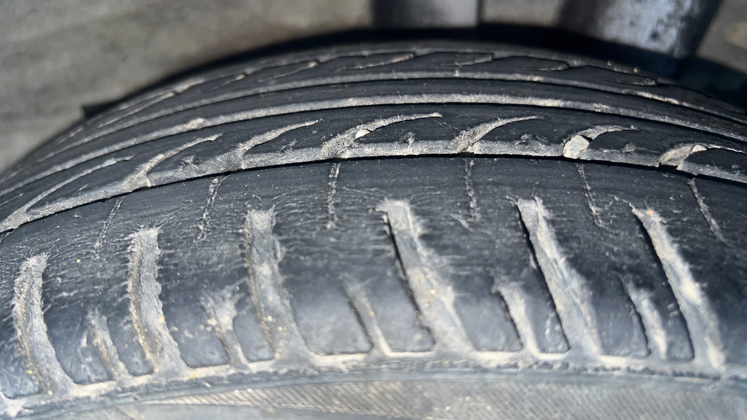 Used 2014 Hyundai Xcent S 1.2 Petrol Manual tyres LEFT REAR TYRE TREAD VIEW