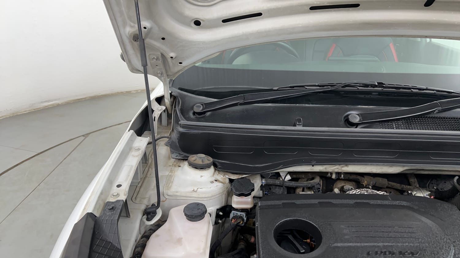 Used 2021 Hyundai Venue SX 1.5 CRDi Diesel Manual engine ENGINE RIGHT SIDE HINGE & APRON VIEW