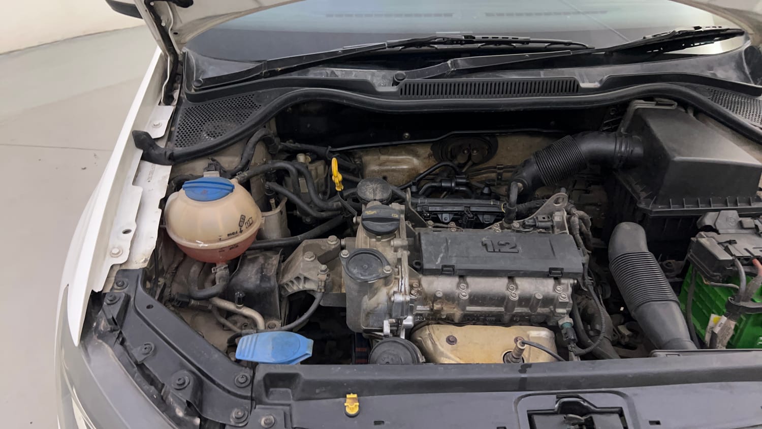 Used 2015 Volkswagen Polo Comfortline 1.2L (P) Petrol Manual engine ENGINE RIGHT SIDE HINGE & APRON VIEW