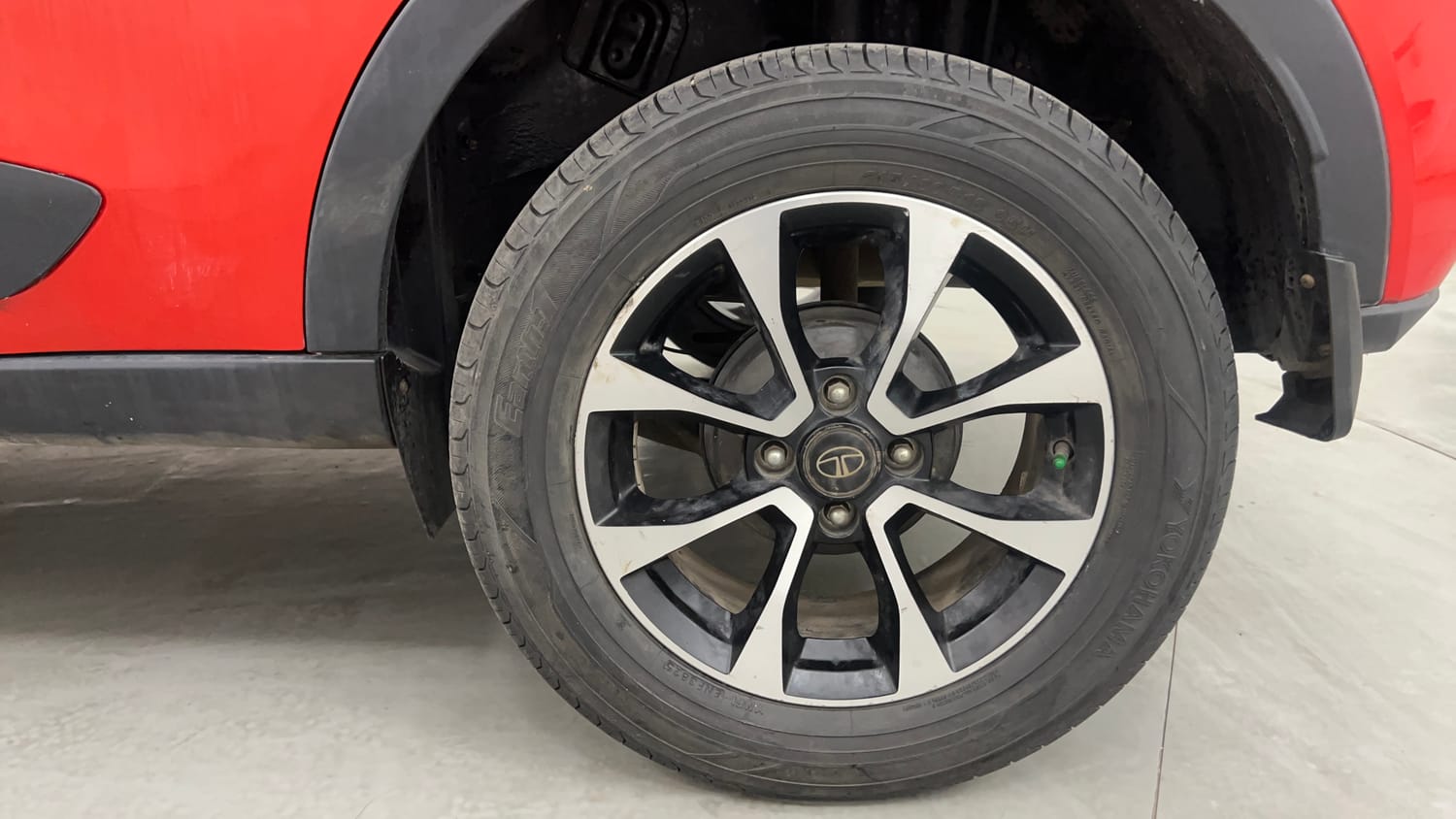 Used 2020 Tata Nexon XZA Plus (O) Dual Tone Petrol Automatic tyres LEFT REAR TYRE RIM VIEW
