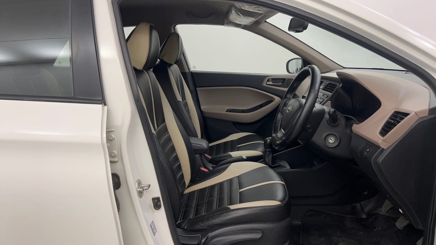 Used 2018 Hyundai Elite i20 Sportz 1.2 Petrol Manual interior RIGHT SIDE FRONT DOOR CABIN VIEW