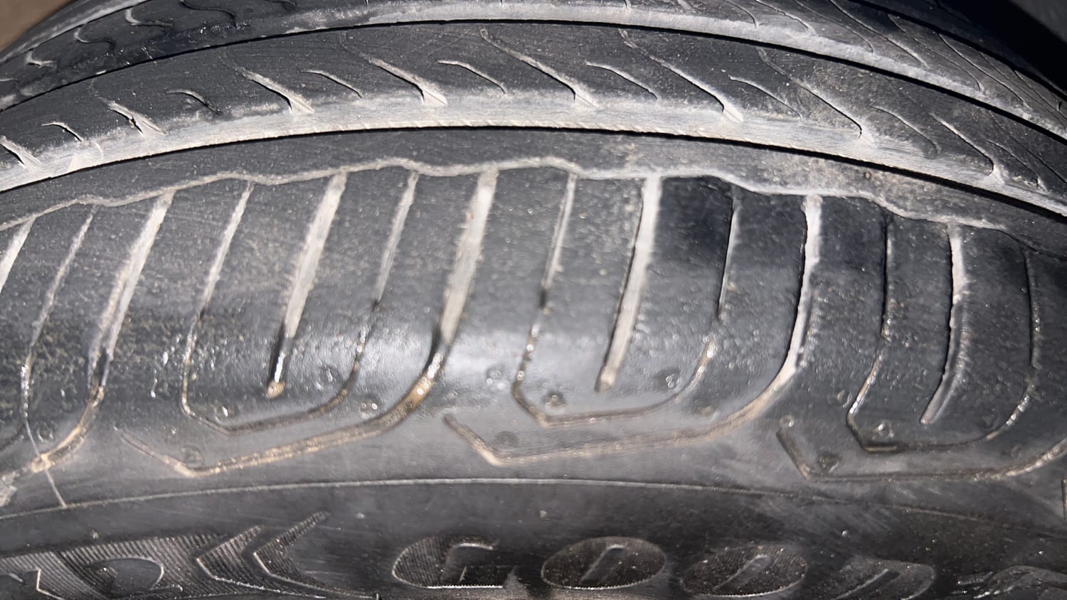 Used 2015 Volkswagen Polo Comfortline 1.2L (P) Petrol Manual tyres RIGHT FRONT TYRE TREAD VIEW