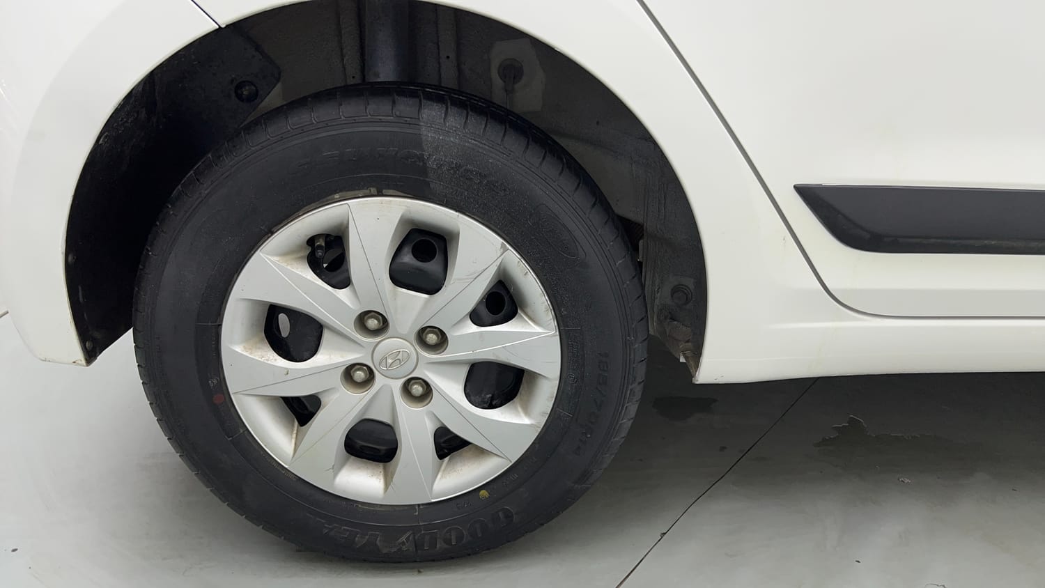Used 2015 Hyundai Elite i20 Sportz 1.2 Petrol Manual tyres RIGHT REAR TYRE RIM VIEW
