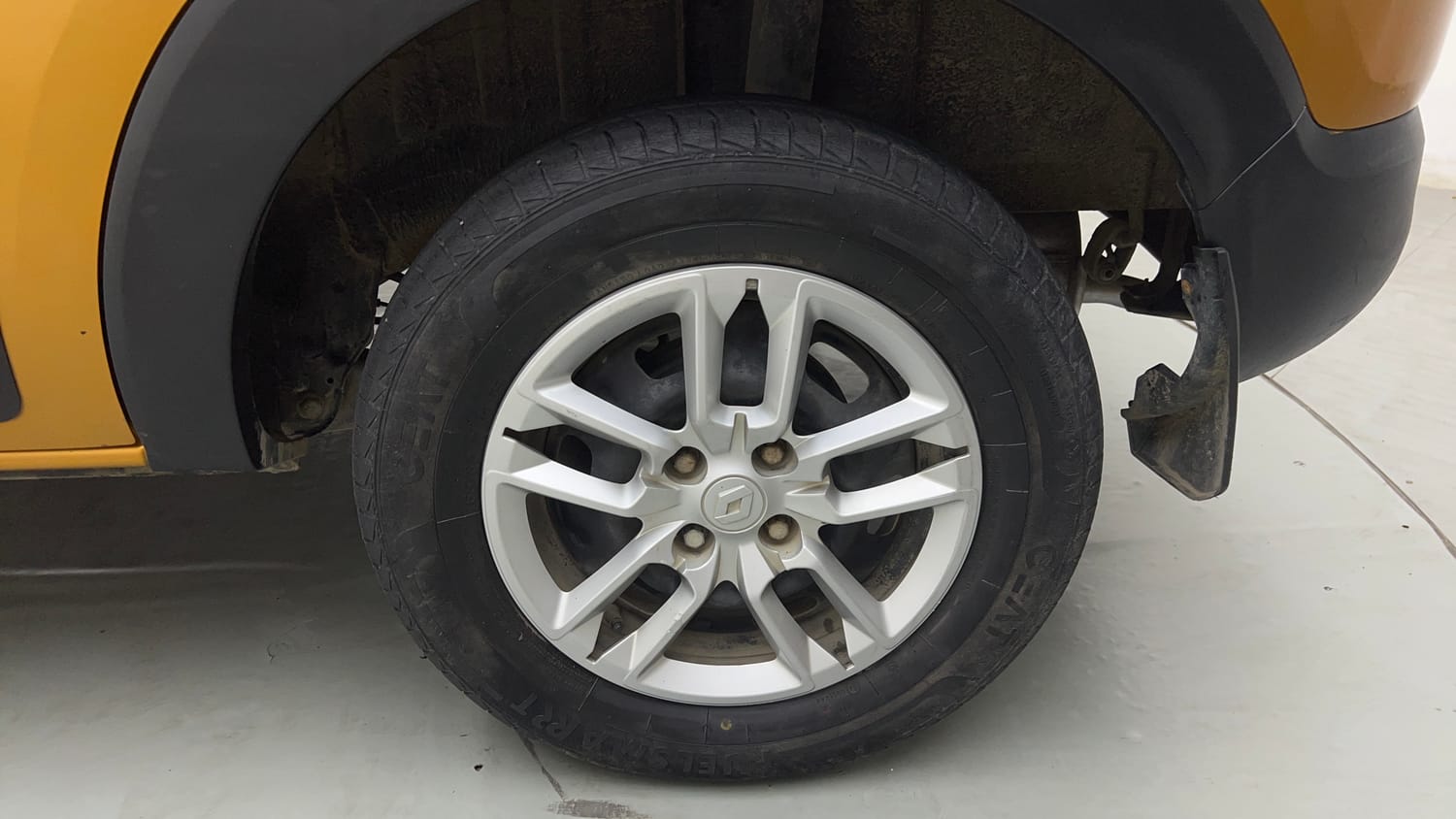 Used 2020 Renault Triber RXT Petrol Manual tyres LEFT REAR TYRE RIM VIEW