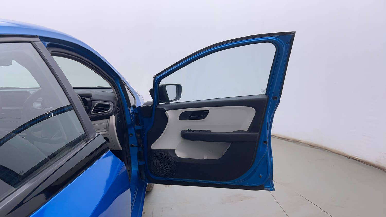 Used 2021 Tata Altroz XM Plus Petrol Petrol Manual interior RIGHT FRONT DOOR OPEN VIEW