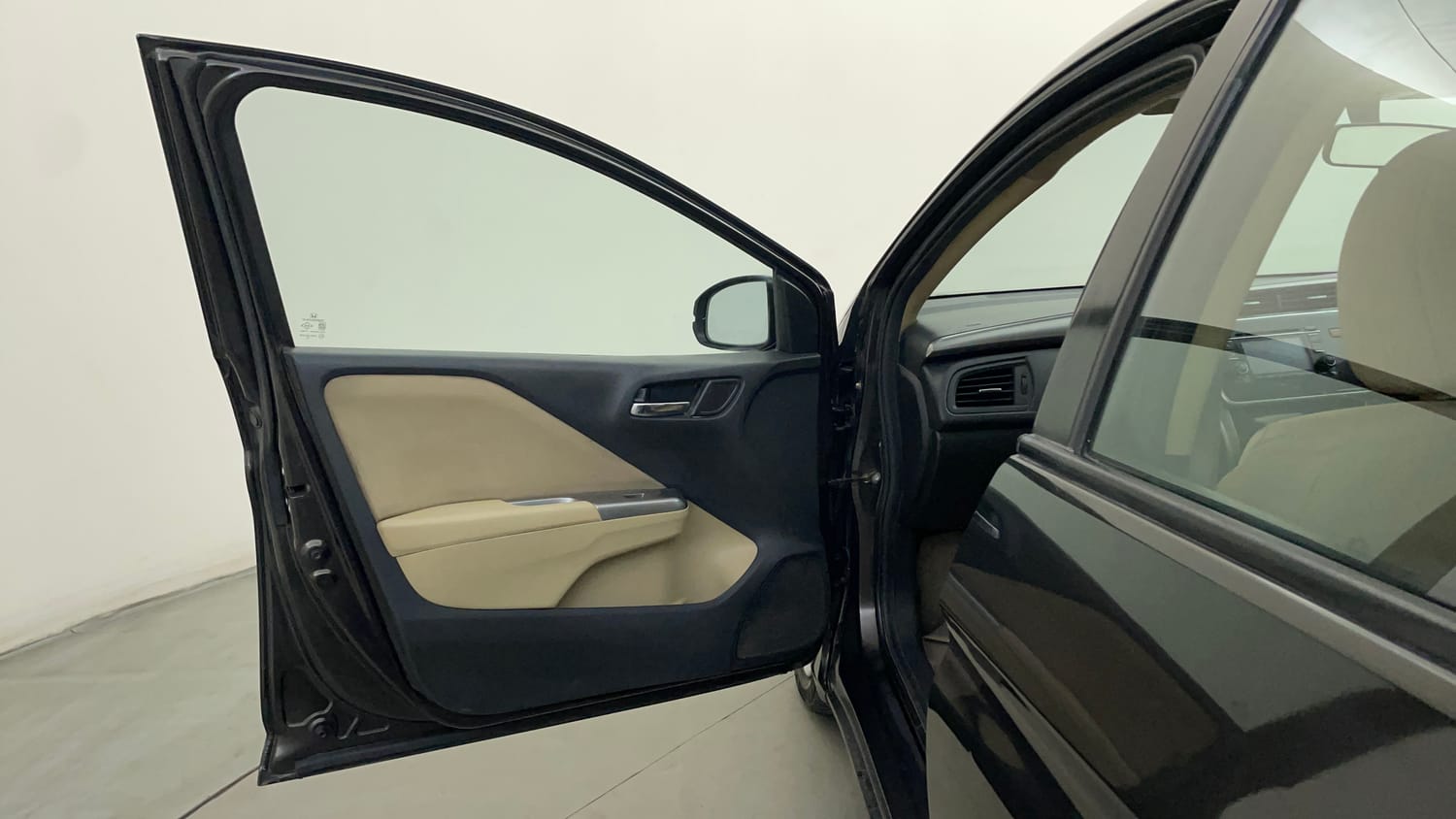 Used 2015 Honda City V Petrol Manual interior LEFT FRONT DOOR OPEN VIEW