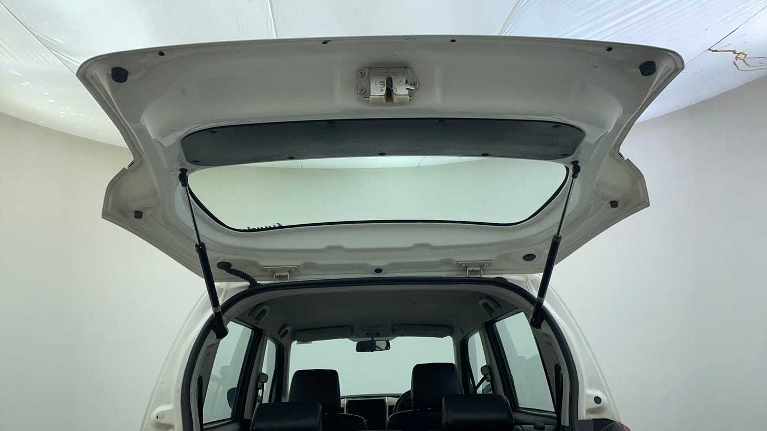 Used 2017 Maruti Suzuki Wagon R LXI Petrol Manual interior DICKY DOOR OPEN VIEW