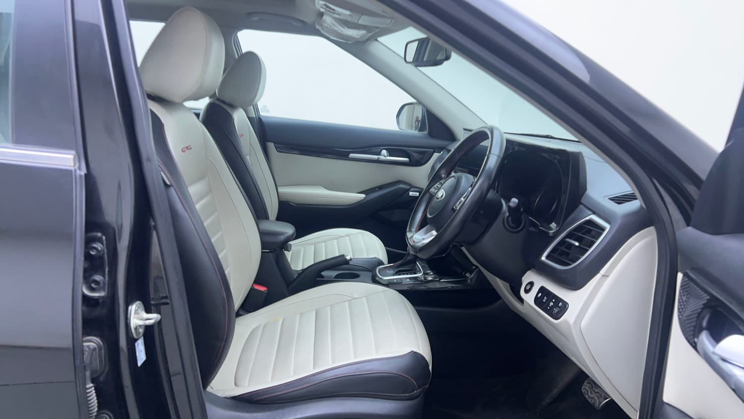 Used 2020 kia Seltos GTX Plus DCT 1.4 Petrol Automatic interior RIGHT SIDE FRONT DOOR CABIN VIEW