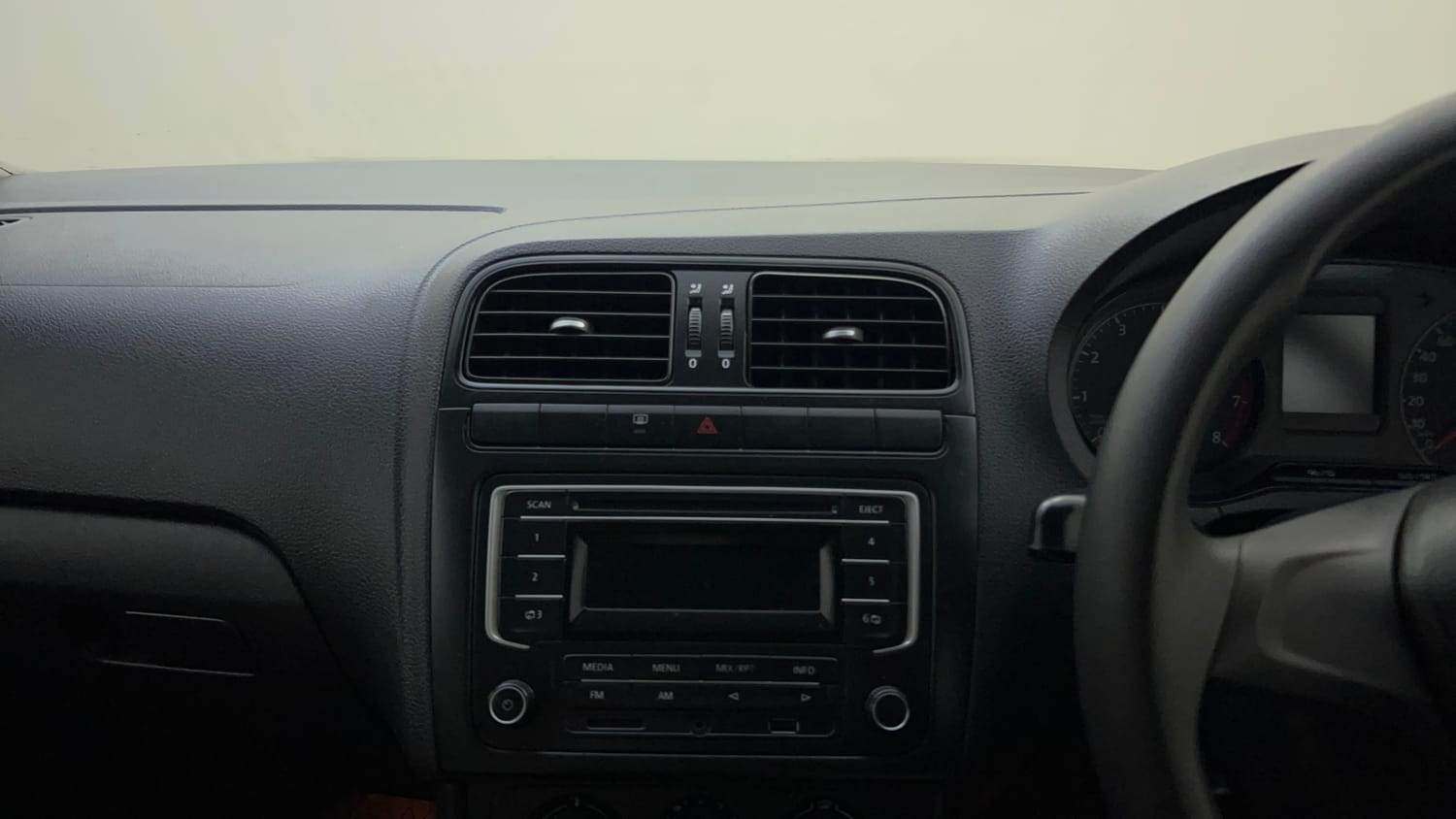 Used 2015 Volkswagen Polo Comfortline 1.2L (P) Petrol Manual top_features Integrated (in-dash) music system