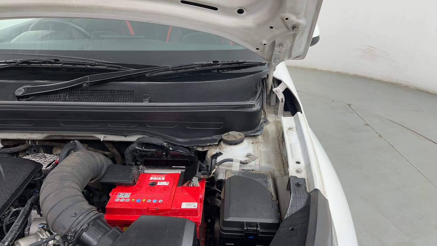Used 2021 Hyundai Venue SX 1.5 CRDi Diesel Manual engine ENGINE LEFT SIDE HINGE & APRON VIEW