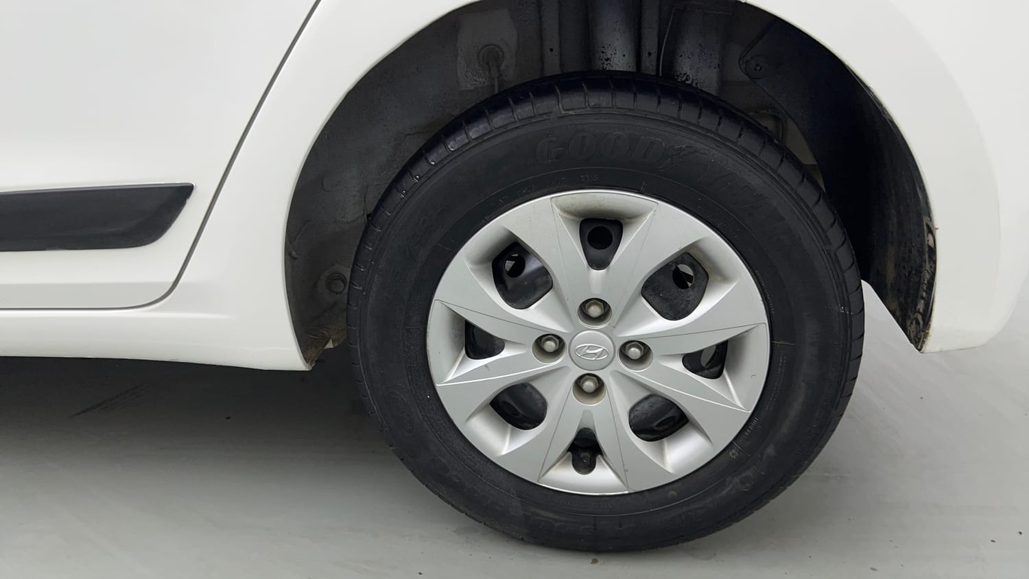 Used 2015 Hyundai Elite i20 Sportz 1.2 Petrol Manual tyres LEFT REAR TYRE RIM VIEW