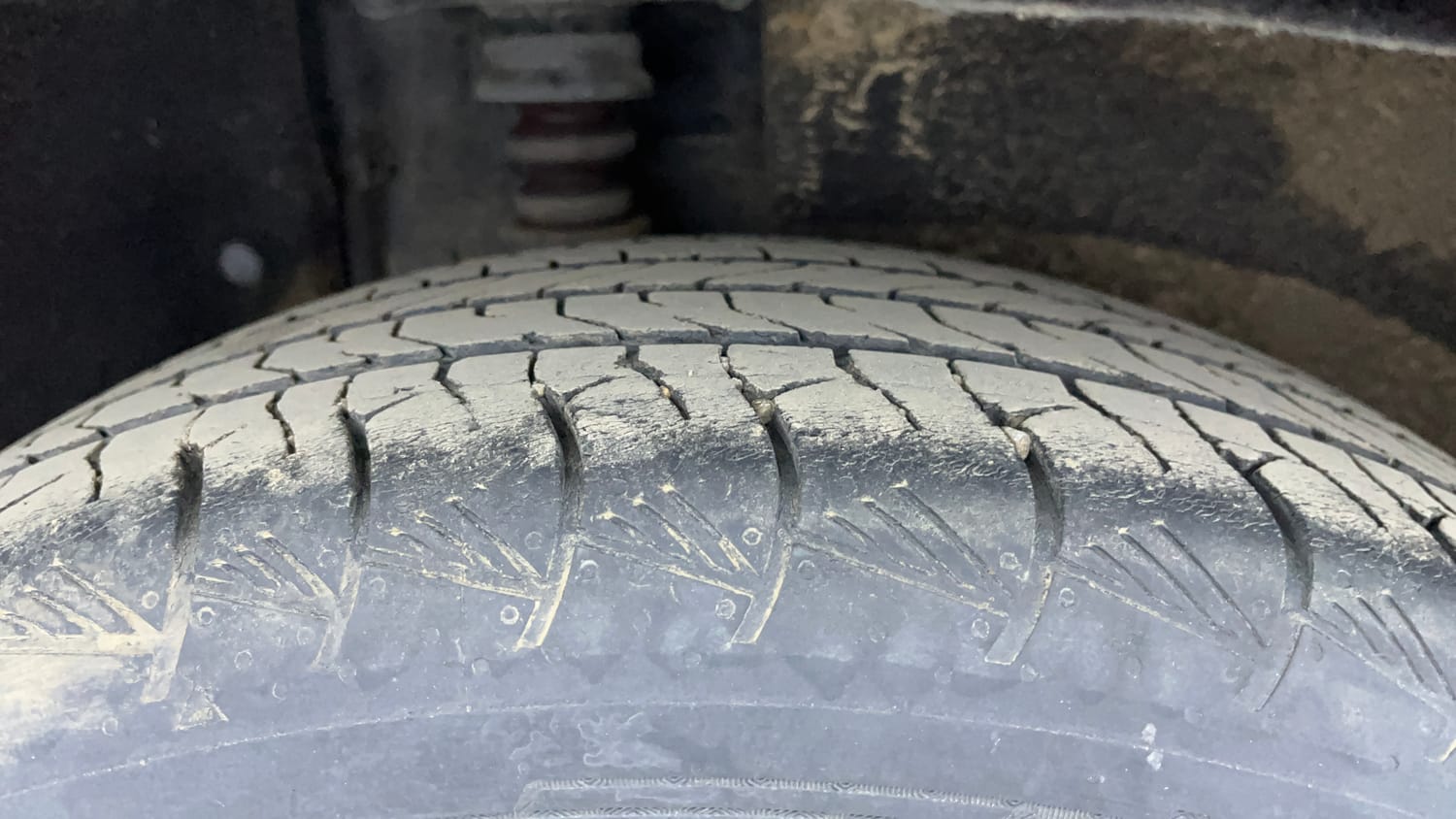 Used 2022 Hyundai Alcazar Platinum (O) 6 STR 2.0 Petrol AT Petrol Automatic tyres RIGHT REAR TYRE TREAD VIEW