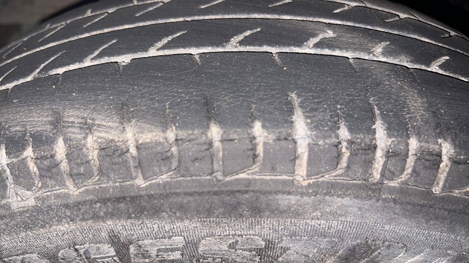 Used 2014 Hyundai i10 Sportz 1.1 iRDE2 Petrol Manual tyres LEFT FRONT TYRE TREAD VIEW