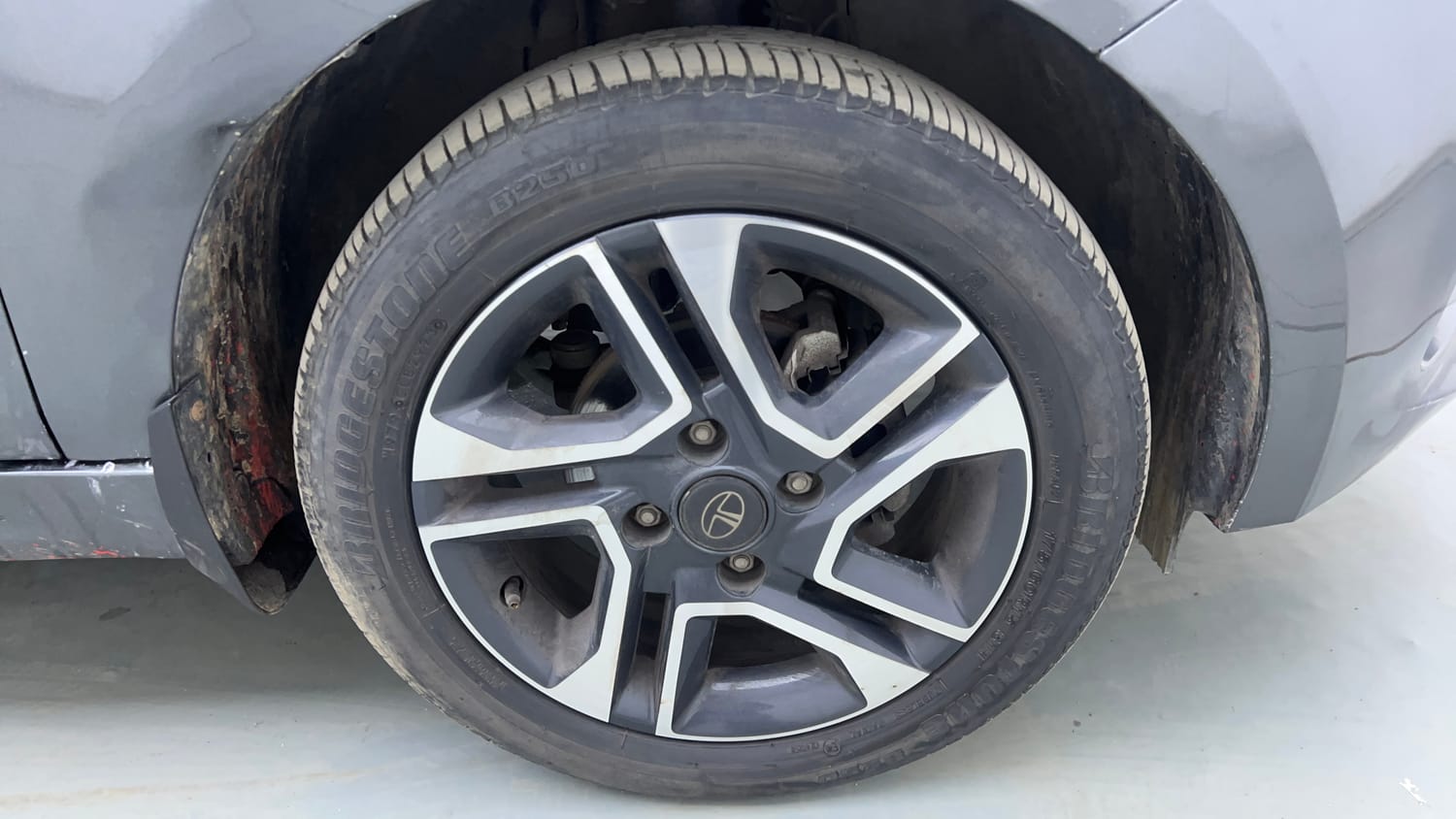 Used 2024 Tata Tiago XZ Plus Petrol Manual tyres RIGHT FRONT TYRE RIM VIEW