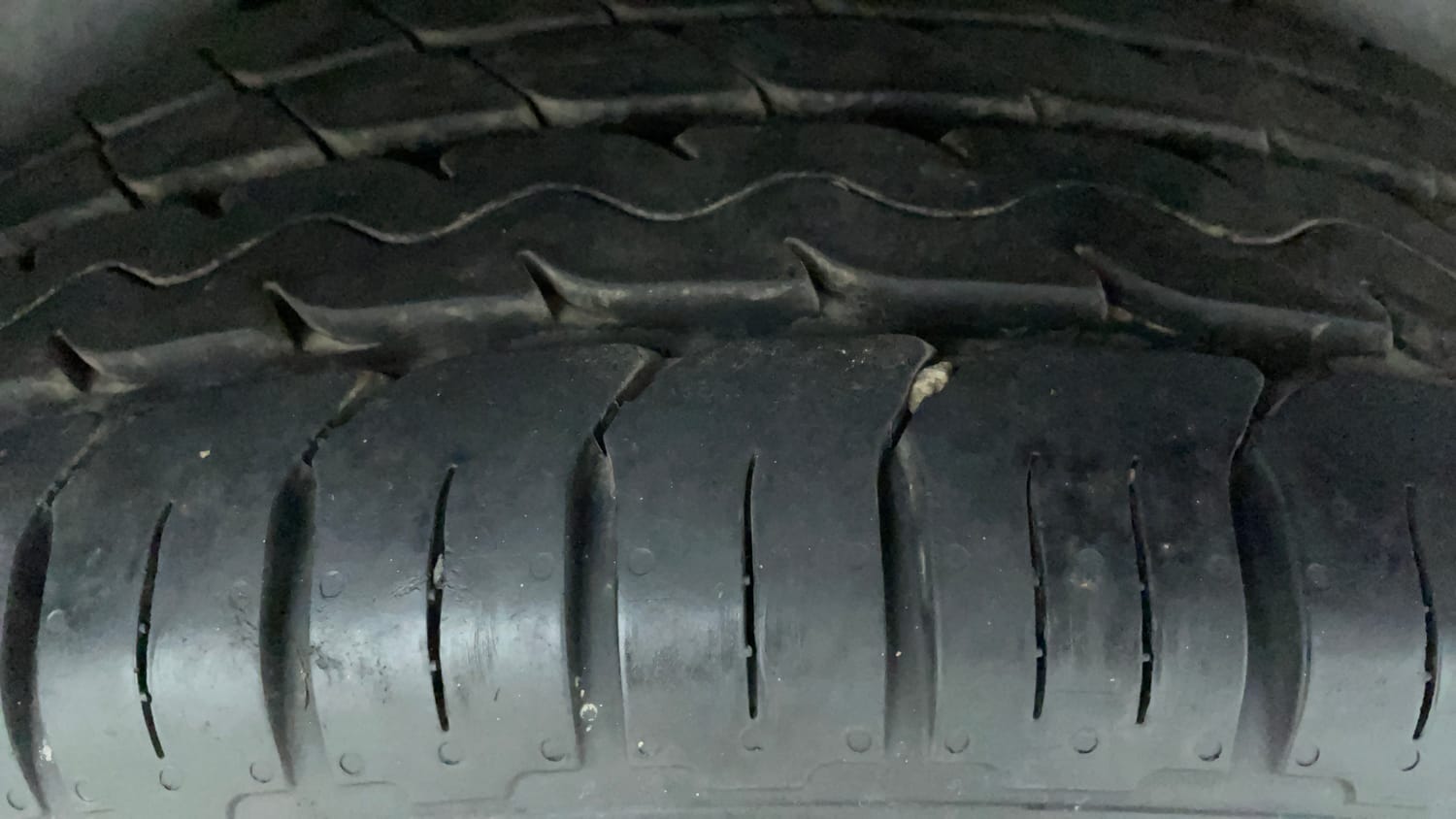 Used 2022 Volkswagen Virtus Highline 1.0 TSI MT Petrol Manual tyres RIGHT REAR TYRE TREAD VIEW