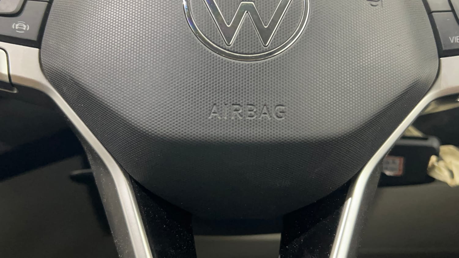 Used 2022 Volkswagen Taigun Highline 1.0 TSI AT Petrol Automatic top_features Airbags
