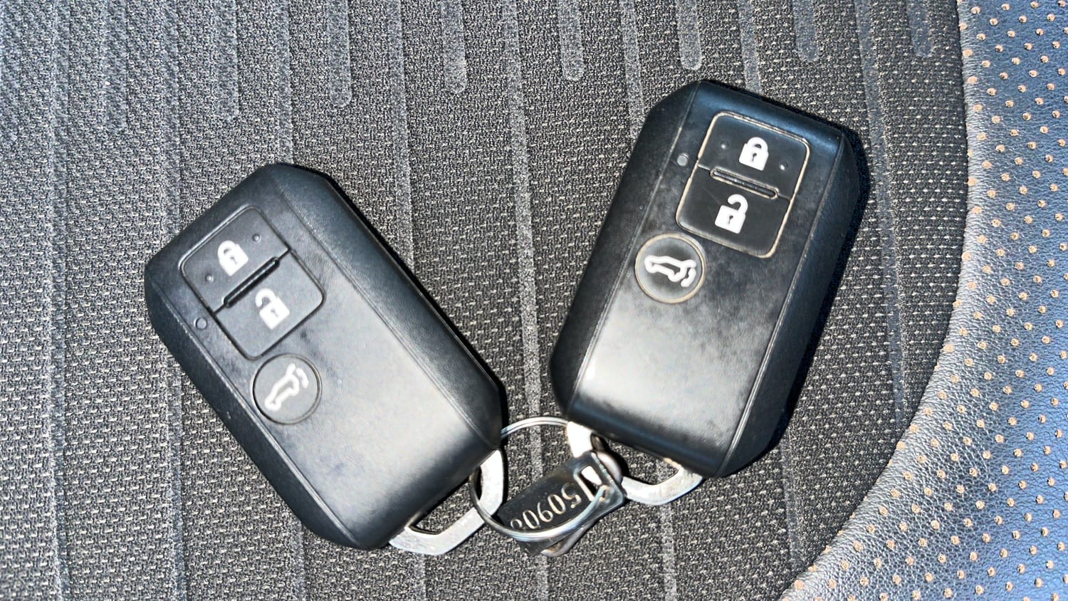 Used 2025 Maruti Suzuki Victoris ZXI+ THS 2W Hybrid Automatic extra CAR KEY VIEW